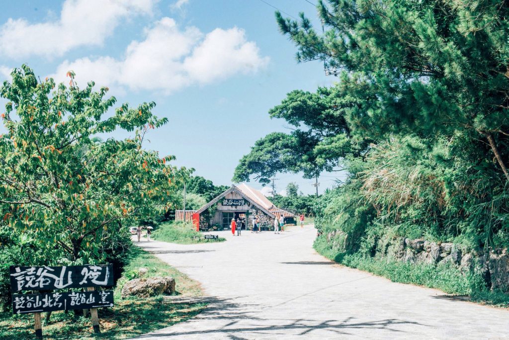 沖縄本島で絶対訪れるべき読谷村「やちむんの里」と、買ったやちむんたちを紹介します。