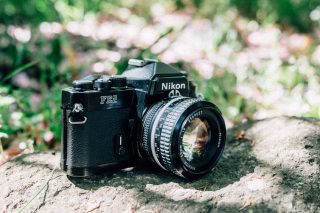 ニコン FE2❤️単焦点50mm f1.8付き❤️フィルムカメラ名機○カメラ